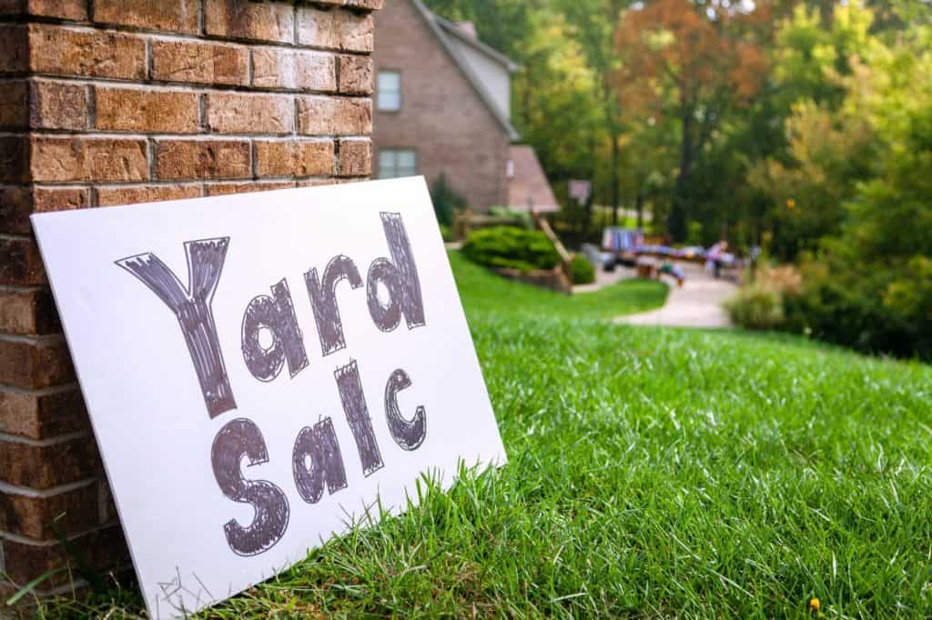 Closeup image of a yard sale sign